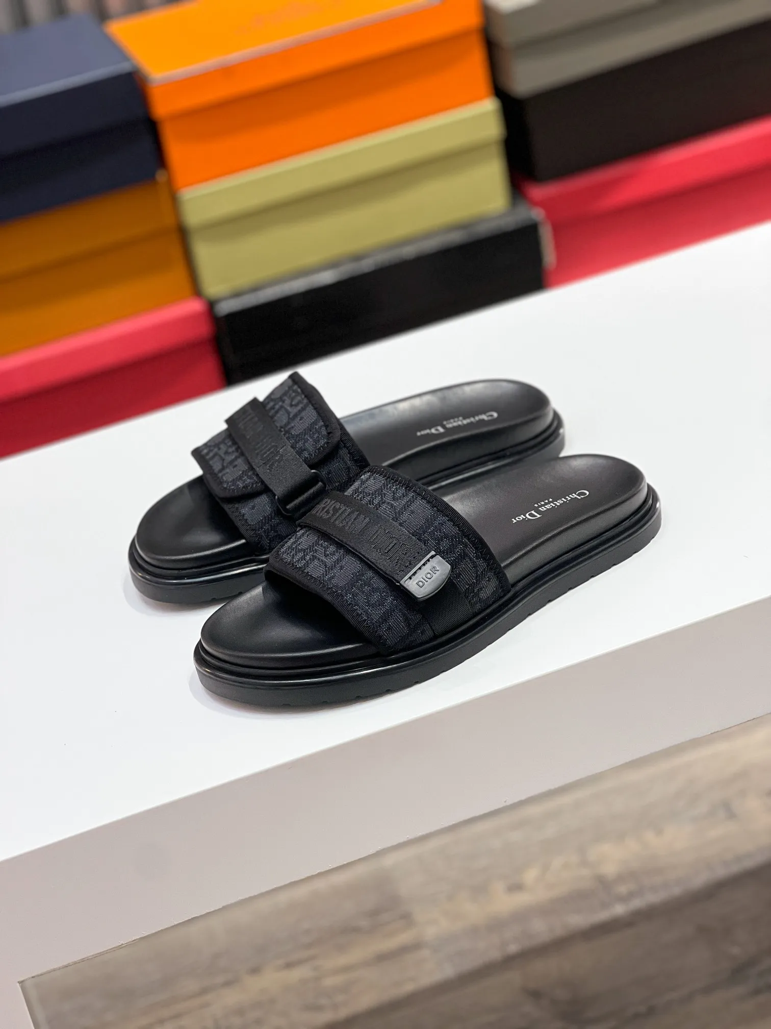 Men's men's shoes 💰320 [DIOR] top version. 2024ss Dior’s latest men’s slippers are a must-have. Dior Alias ​​Men's Genuine Leather Slippers This summer new Alias ​​sandal embodies a casual and elegant style. Carefully crafted from grained cow leather and Oblique printed fabric, with cowhide lining! Cross-strap design with metal-clad brass CD Diamond logo. The imported cowhide leather and rubber sole adds sophistication and comfort, while Oblique print-effect anti-slip panels add style. Size39-44 (38.45 customized)